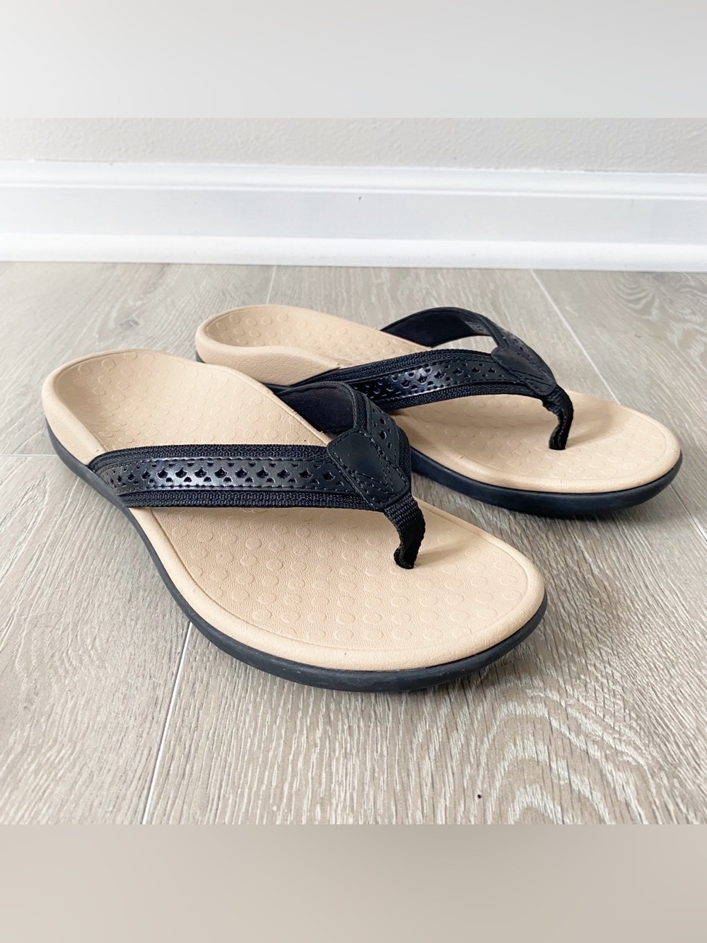 Vionic Cassandra Black Arch Support Leather Flip Flops Sandals Orthotic Sz 7 New